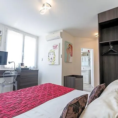 Logis Du Centre Hotel 3*